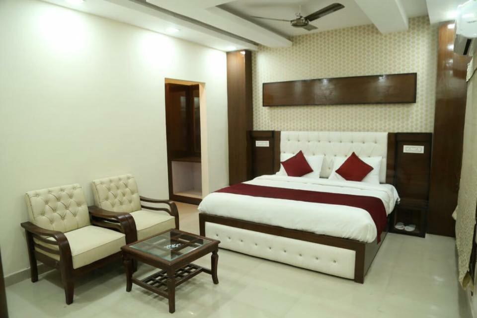 Hotel Eurasia Zirakpur Екстер'єр фото